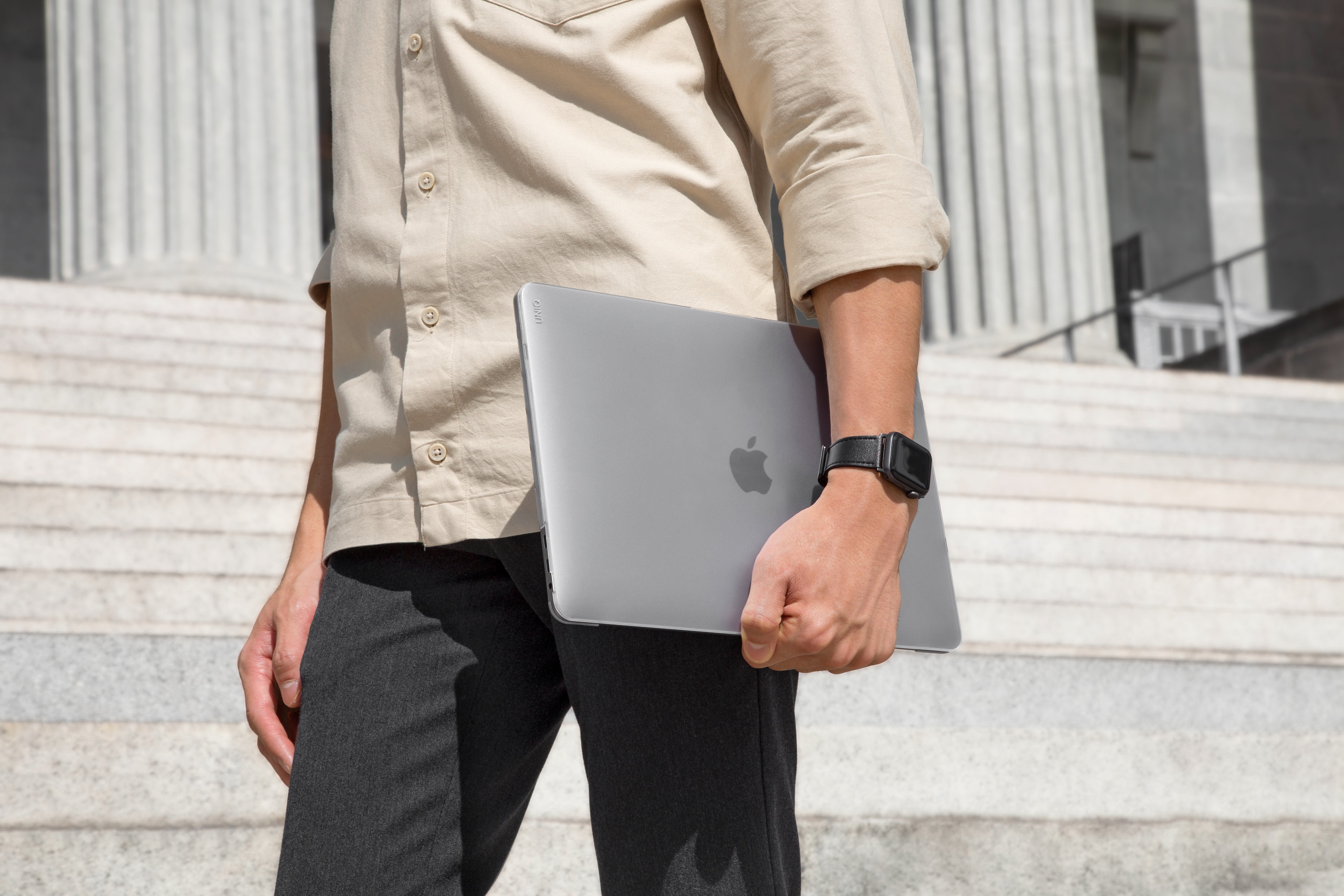 Funda / Carcasa Para Macbook Pro 16" 2021 / 2023 / 2024 Uniq Claro (Incluye Protector de Teclado y de Camara Web)